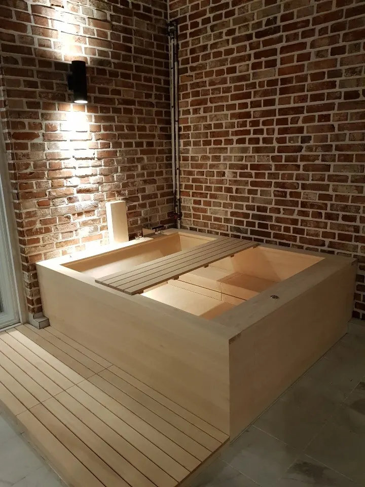 편백나무 욕조 자재 반입
