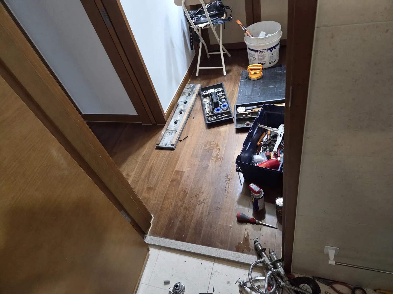 신규 욕조 반입 및 배치